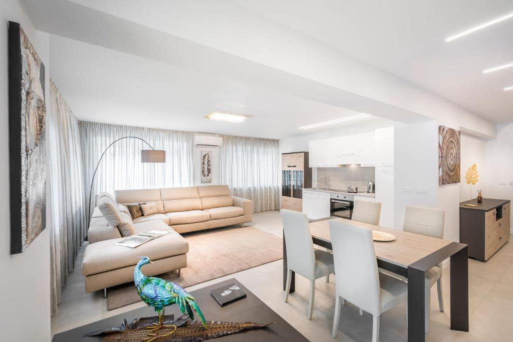 - un salon avec un canapé et une table dans l'établissement Fior Apartments Lofts, à Merano