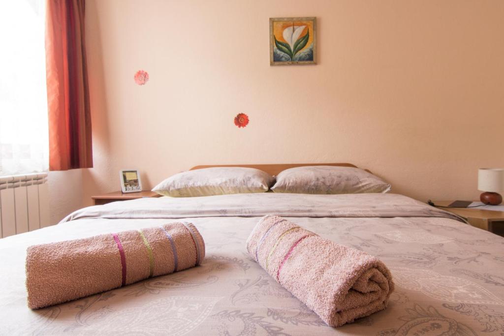 Una cama o camas en una habitación de Guest House Kevser