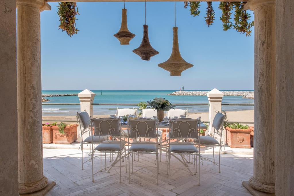 a table and chairs with a view of the beach at Villa Galatea in San Vincenzo