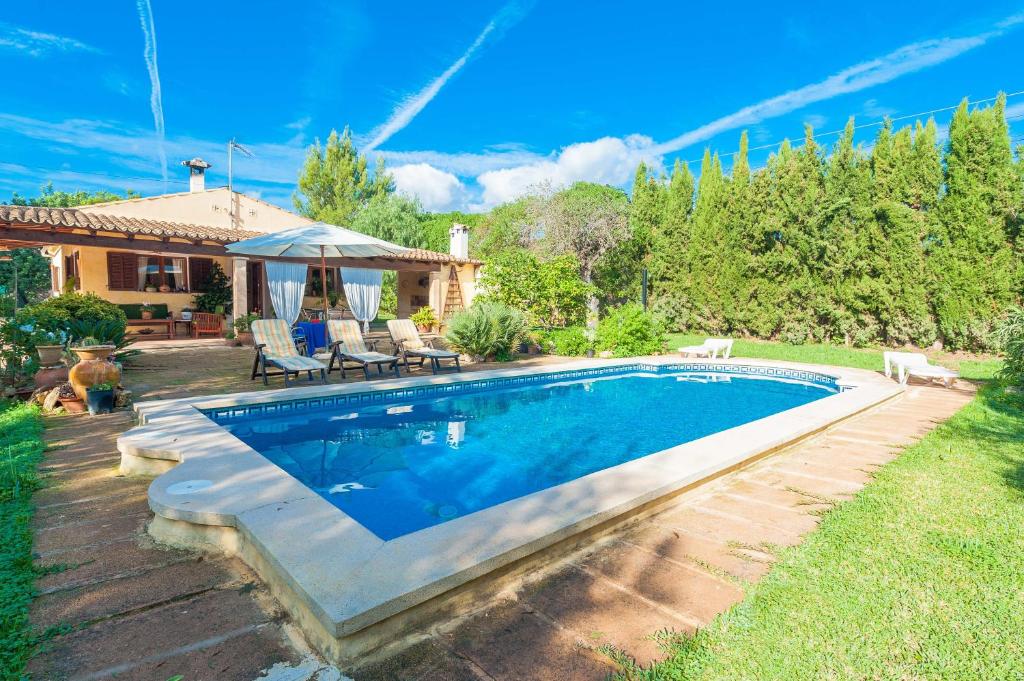 una piscina en el patio trasero de una casa en Son Coll, en Lloseta