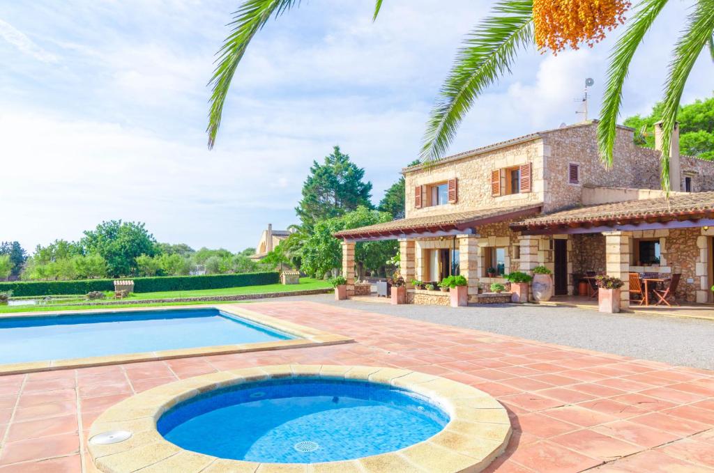 una vista exterior de una casa con piscina en Finca Can Bosco 8, en Son Carrió
