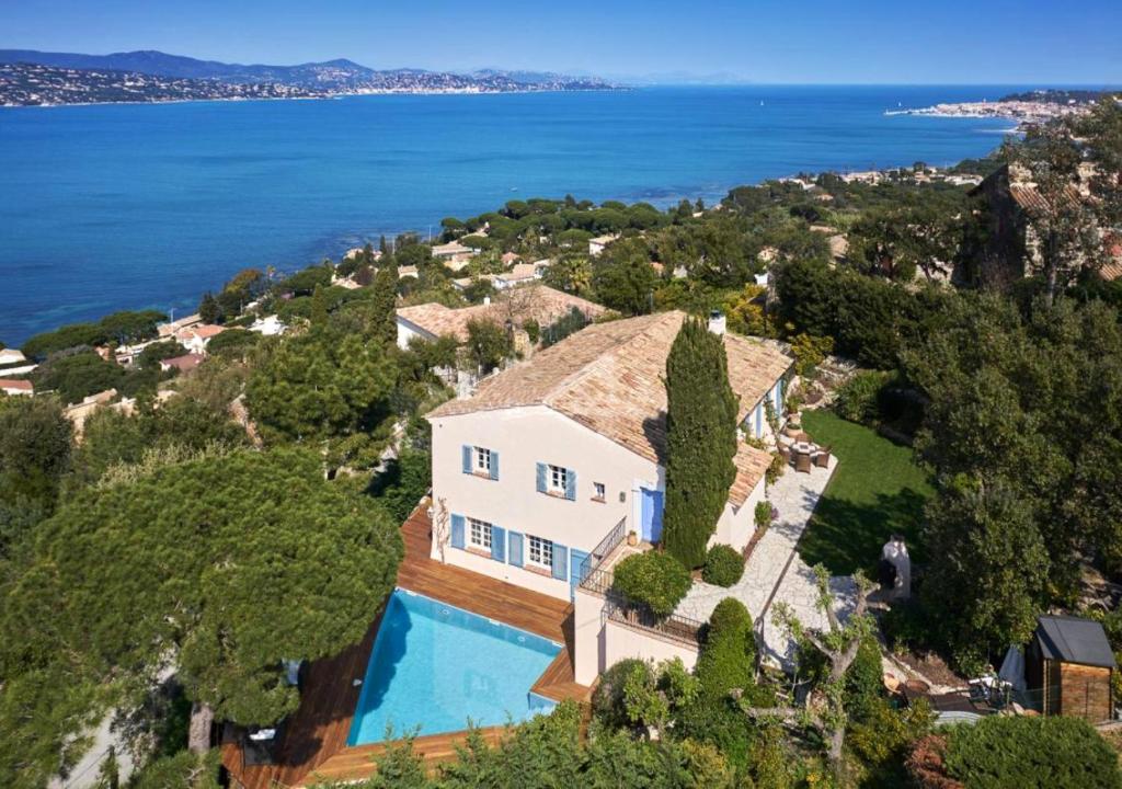 uma vista aérea de uma casa com piscina em Villa with Magic view of Bay of Saint Tropez em Saint-Tropez