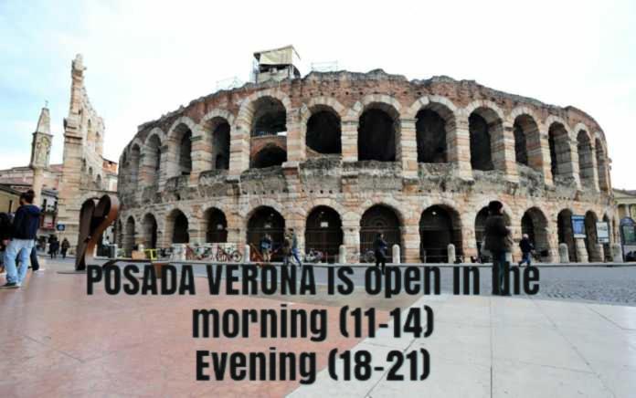 un gran edificio con un cartel delante en Posada Verona Hostel, en Verona