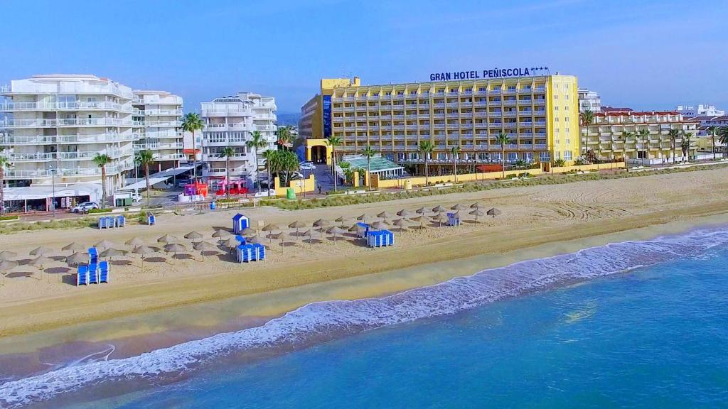 una vista aérea de una playa con un hotel en Gran Hotel Peñiscola, en Peñíscola