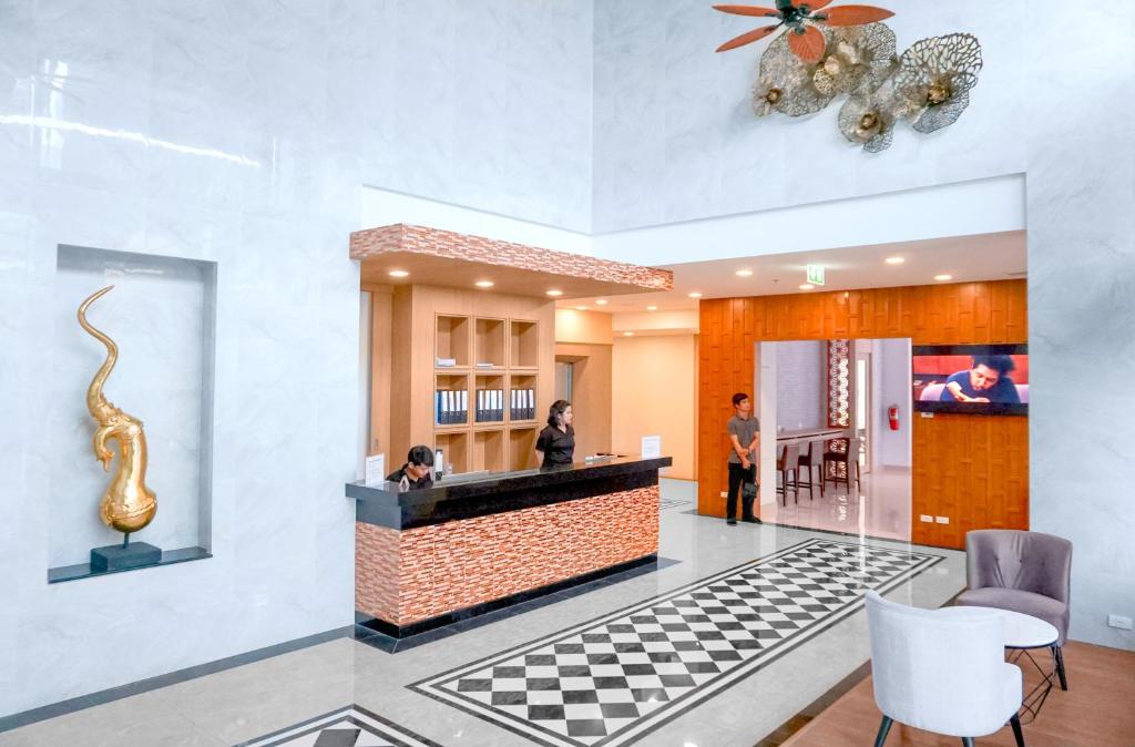 TV a/nebo společenská místnost v ubytování Phoenix Hotel Karon Beach