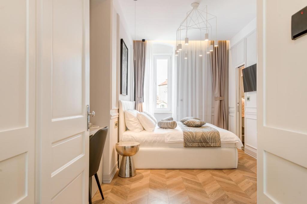 Postel nebo postele na pokoji v ubytování Luxury Rooms L'Avenue Split