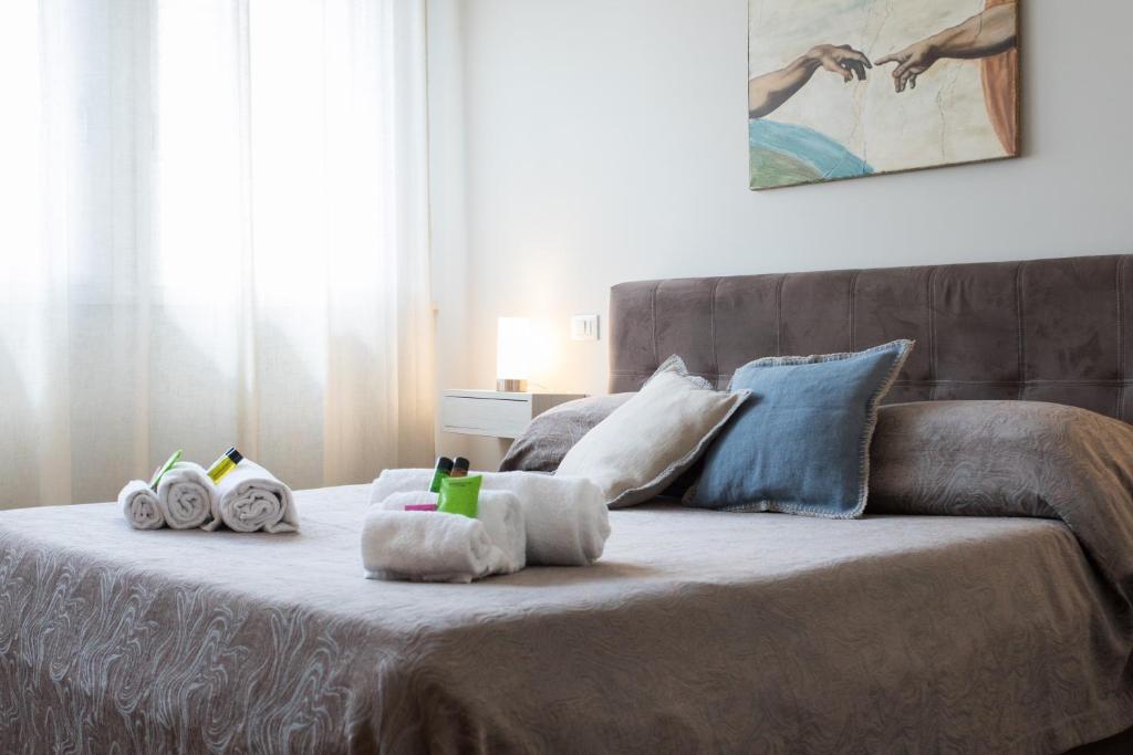 una camera da letto con un letto e asciugamani di My Way - Rooms - Palazzo San Matteo a Palermo