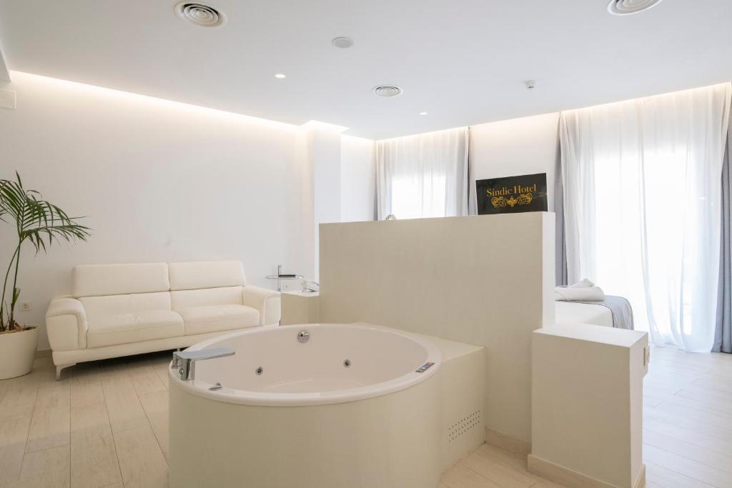 TV a/nebo společenská místnost v ubytování Sindic Hotel - Adults Only