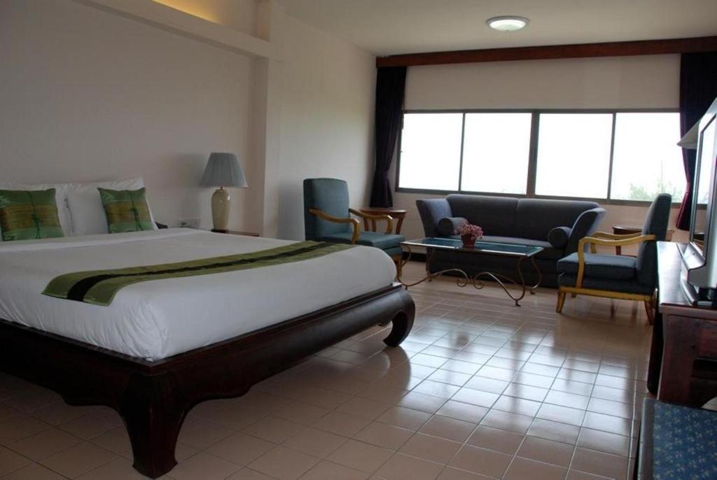 Letto o letti in una camera di Mae Pim Resort Hotel