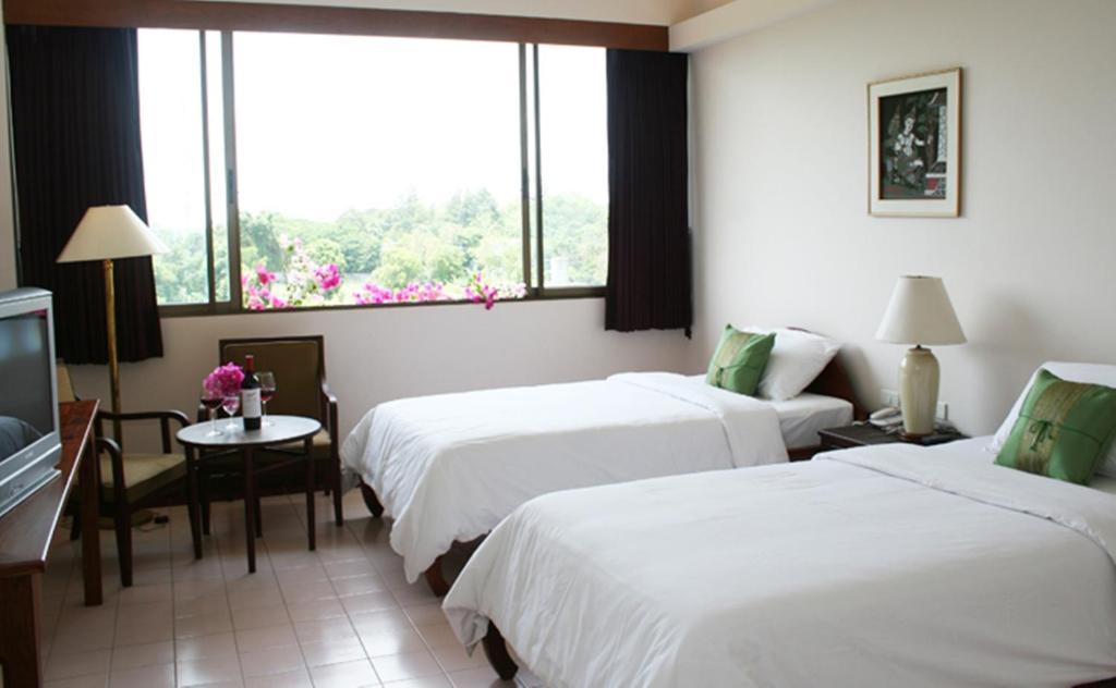 Letto o letti in una camera di Mae Pim Resort Hotel