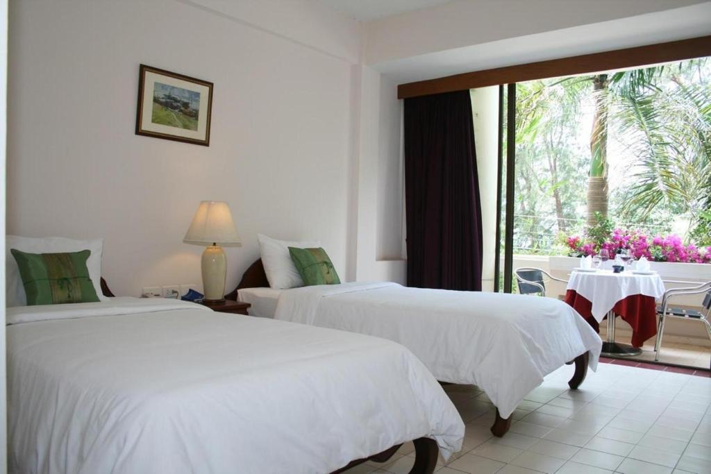 Letto o letti in una camera di Mae Pim Resort Hotel