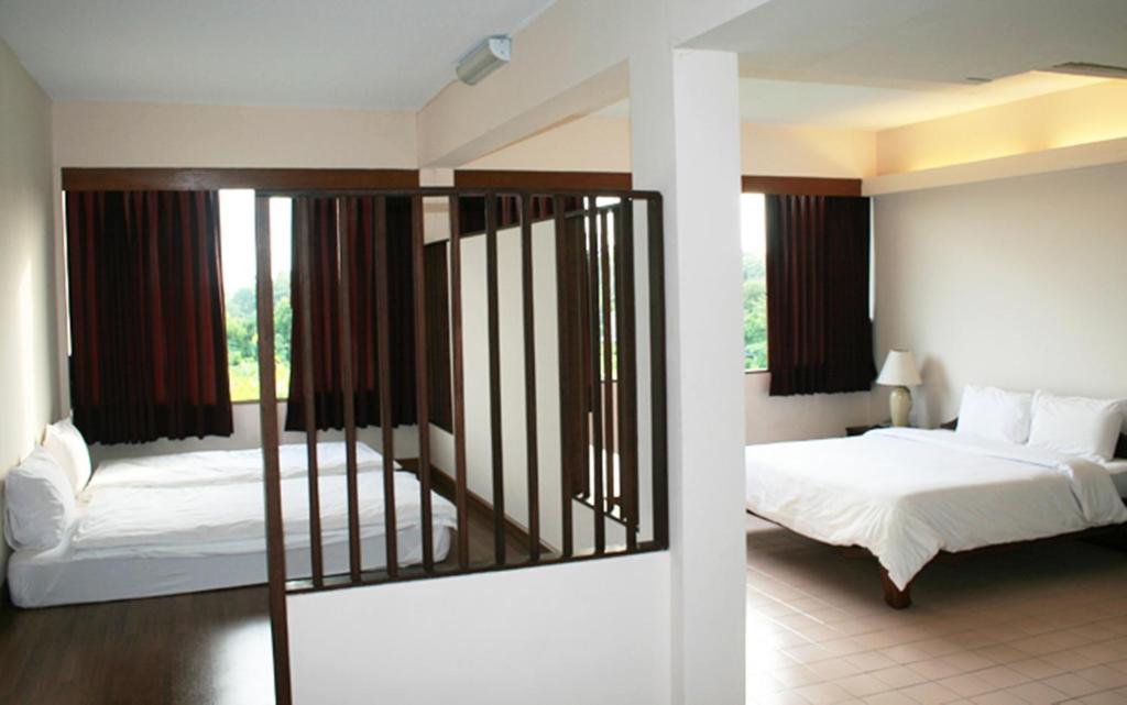 Letto o letti in una camera di Mae Pim Resort Hotel
