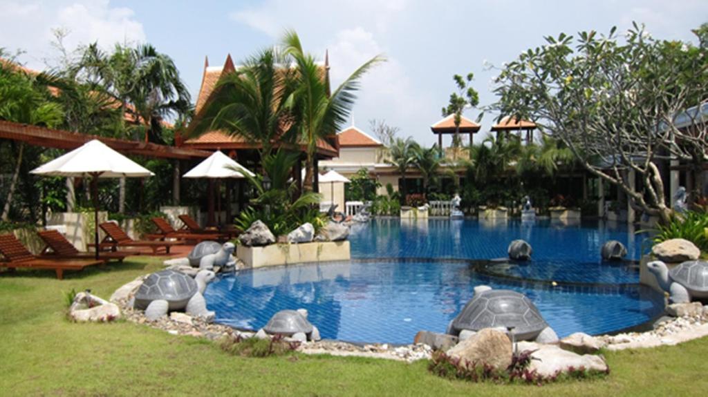 una piscina con elefantes en el patio de una casa en Mae Pim Resort Hotel en Mae Pim