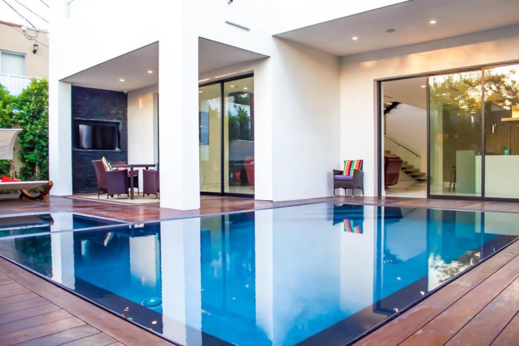 a swimming pool in a house with a house at Villa Huston in Los Angeles