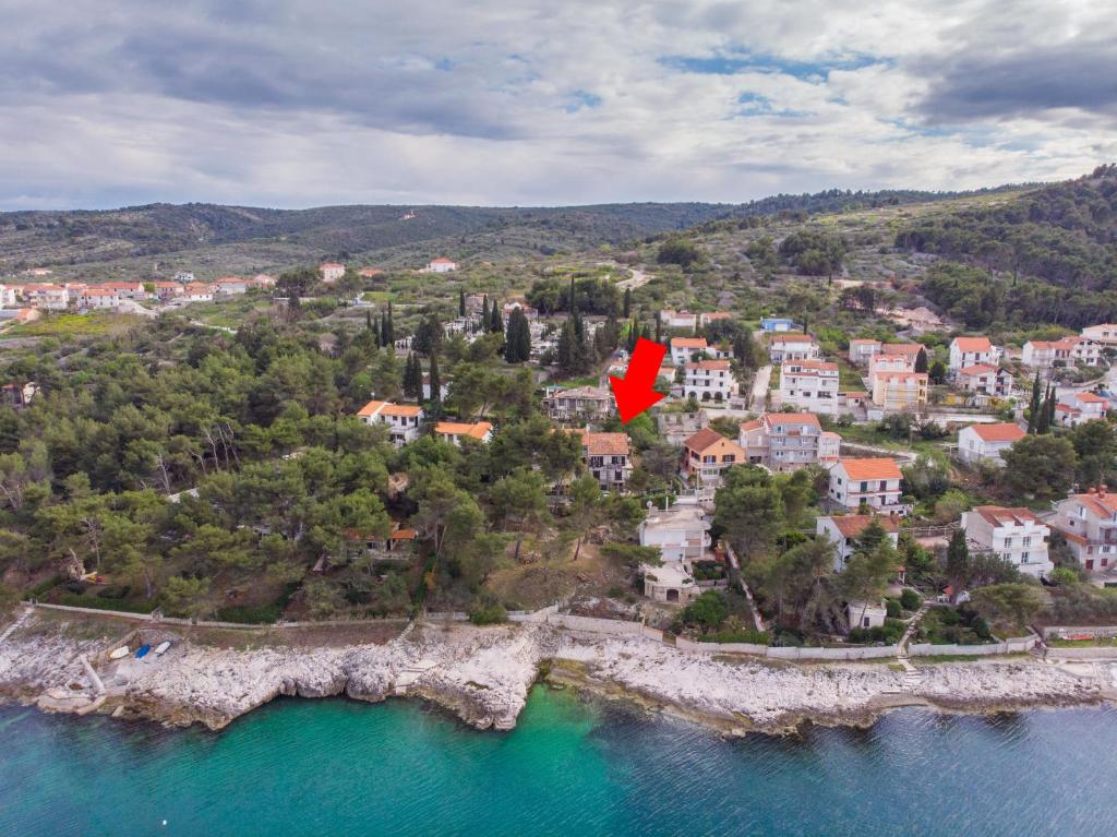 una vista aérea de una ciudad con una mancha roja en Apartment Ribica, en Slatine