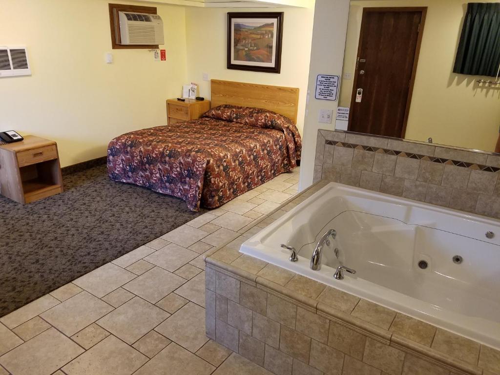 Letto o letti in una camera di Black Hawk Motel & Suites