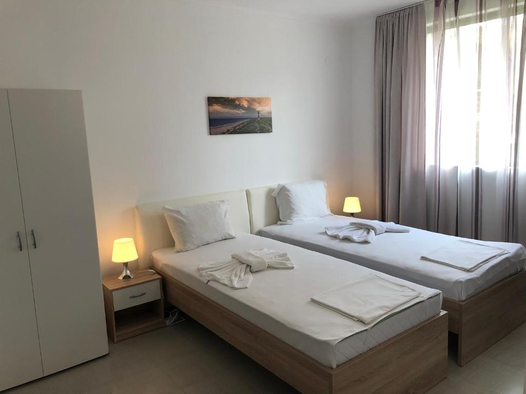 Un pat sau paturi într-o cameră la Villa Rosi - Bay View Villas