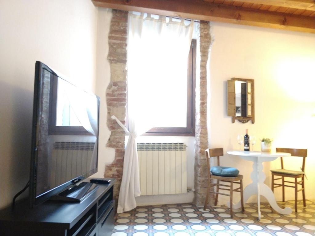 Televízia a/alebo spoločenská miestnosť v ubytovaní La Casa sui Portici