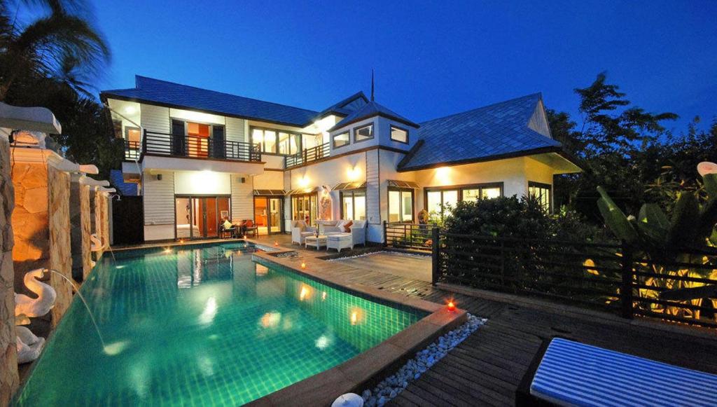 チャウエンにあるParadise Samui Villa - Villa 1の家の前にプールがある家