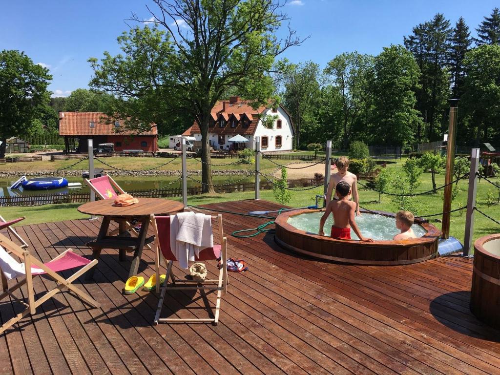 Vonkajšia záhrada v ubytovaní Osada Ulnowo - Holliday & Party House