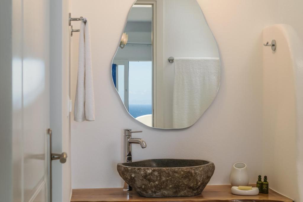 Kúpeľňa v ubytovaní Heavenly Milos suites