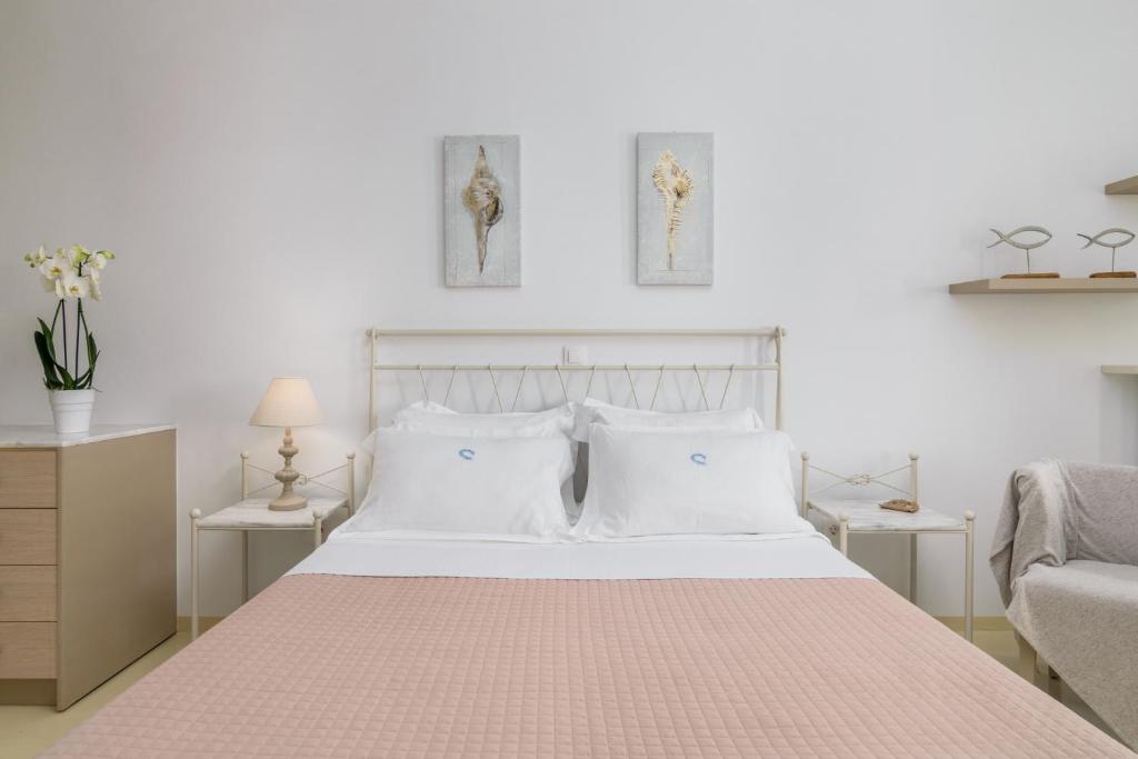 Posteľ alebo postele v izbe v ubytovaní Heavenly Milos suites