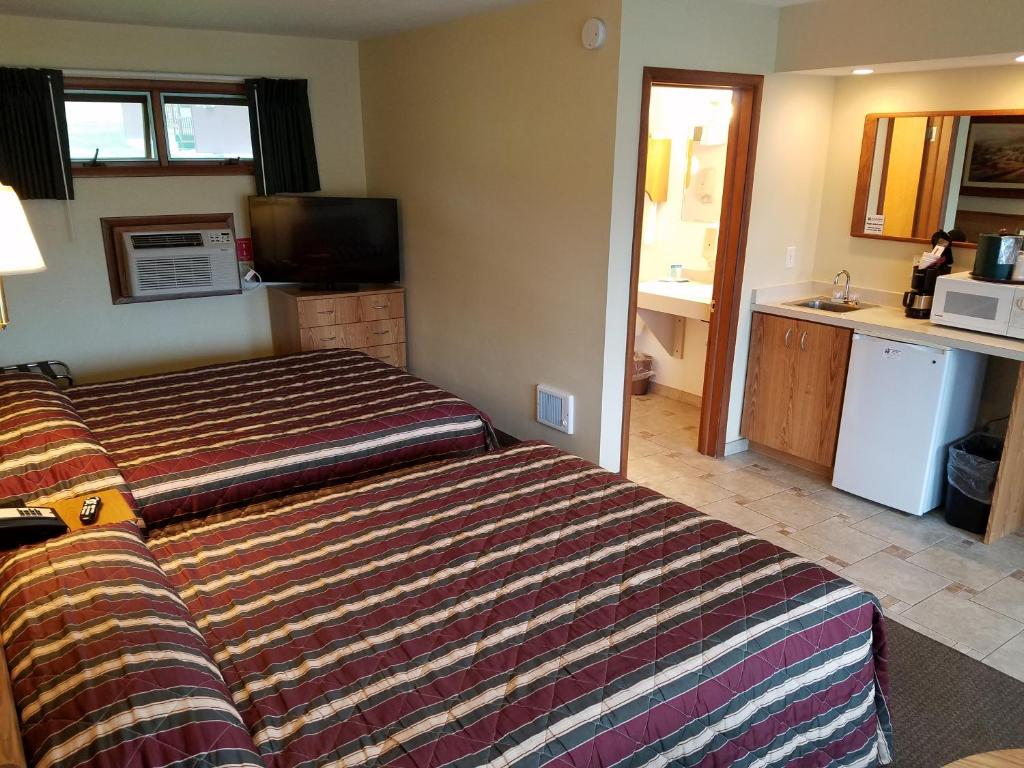 Cucina o angolo cottura di Black Hawk Motel & Suites