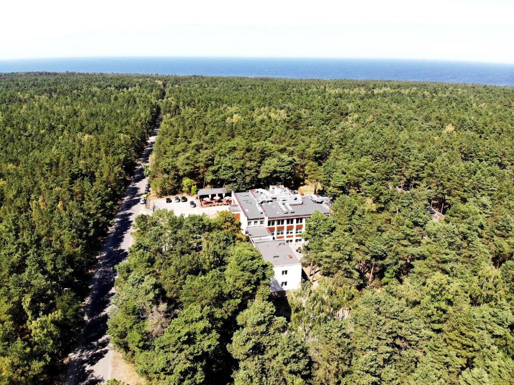 una vista aerea di una casa nel bosco di Ośrodek Wczasowy Bursztyn a Danzica