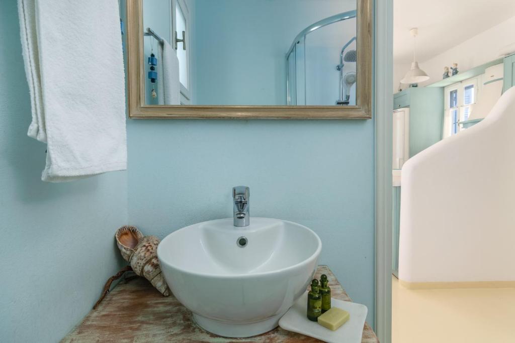 Kúpeľňa v ubytovaní Heavenly Milos suites
