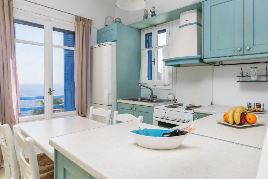 Kuchyňa alebo kuchynka v ubytovaní Heavenly Milos suites