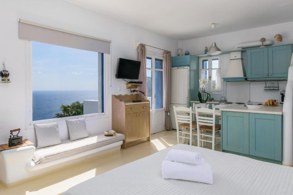 Kuchyňa alebo kuchynka v ubytovaní Heavenly Milos suites