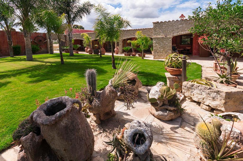 a garden with cacti and plants in a yard at Villa Flumini in Flumini di Quartu