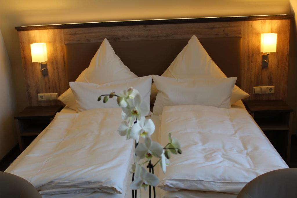 Postel nebo postele na pokoji v ubytování Hotel Ratskeller Schwarzenberg