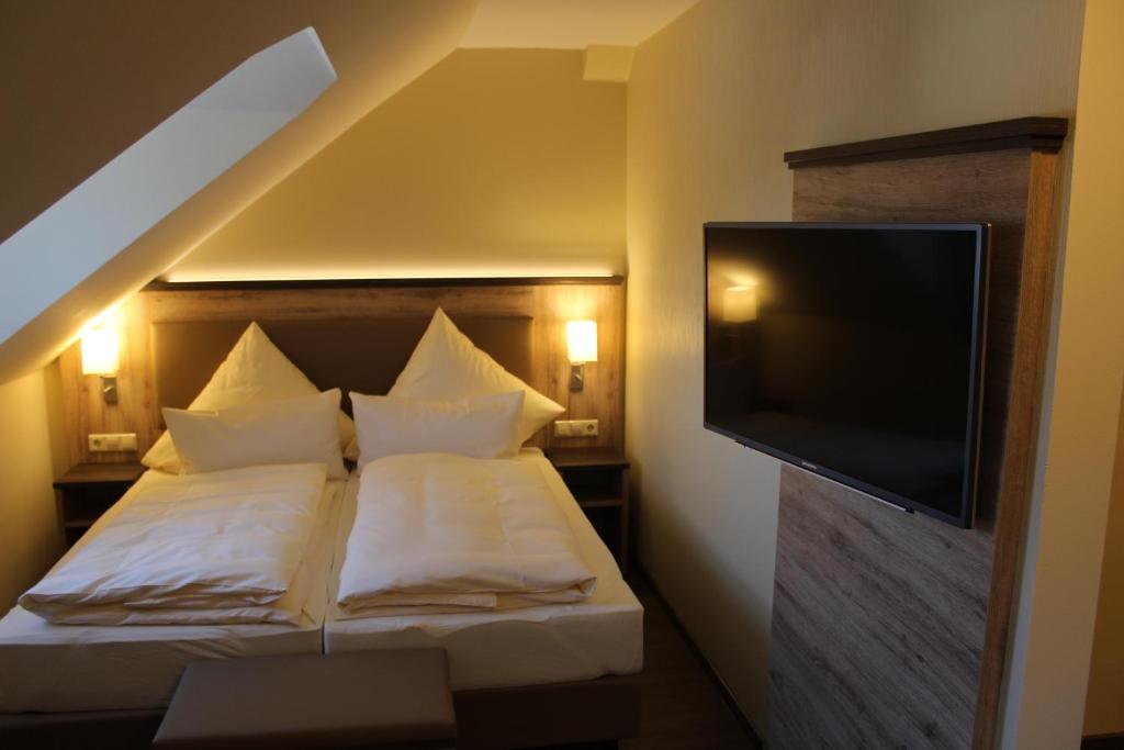Postel nebo postele na pokoji v ubytování Hotel Ratskeller Schwarzenberg