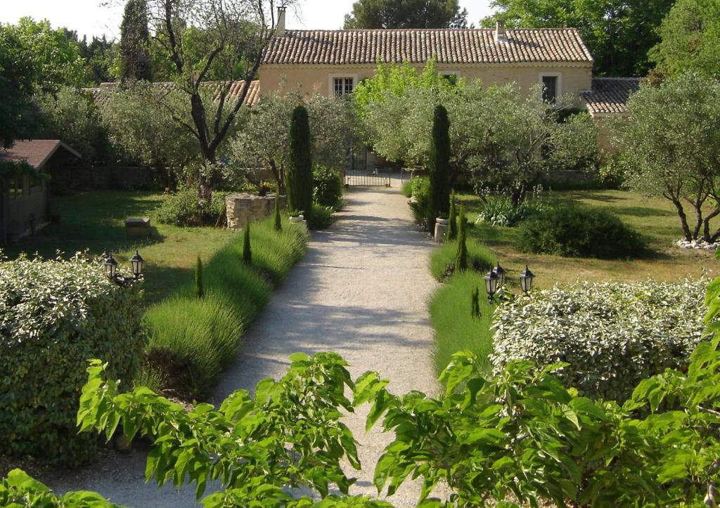 ścieżka przez ogród z drzewami i kwiatami w obiekcie MAS SOLIGE w mieście Carpentras