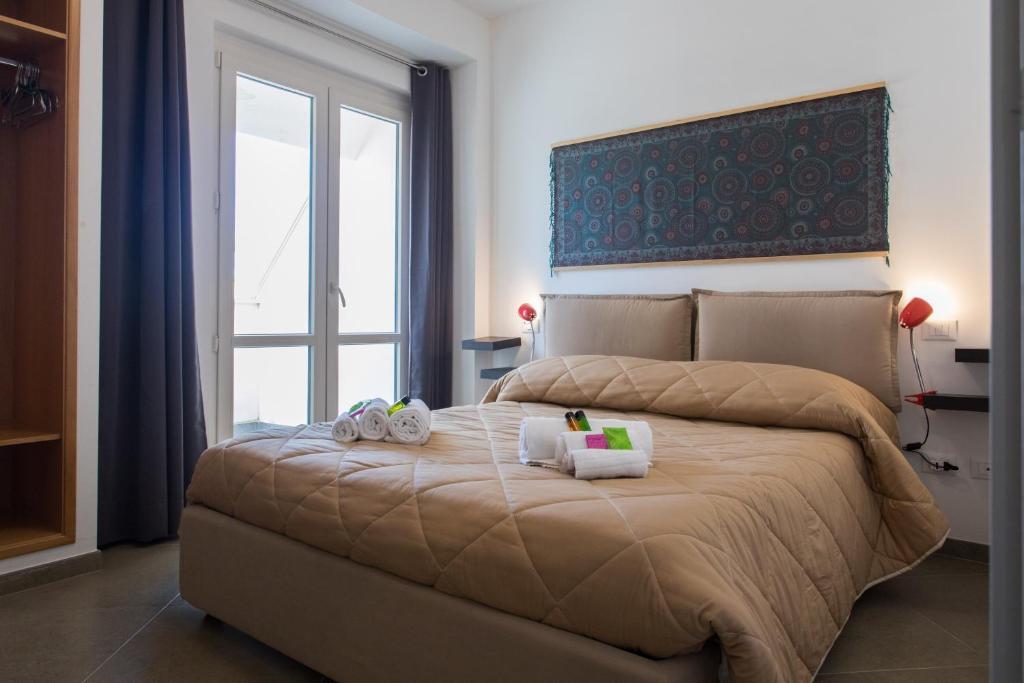 ein Schlafzimmer mit einem großen Bett mit Handtüchern darauf in der Unterkunft Overseas - Appartamento Attico - Palazzo San Matteo in Palermo