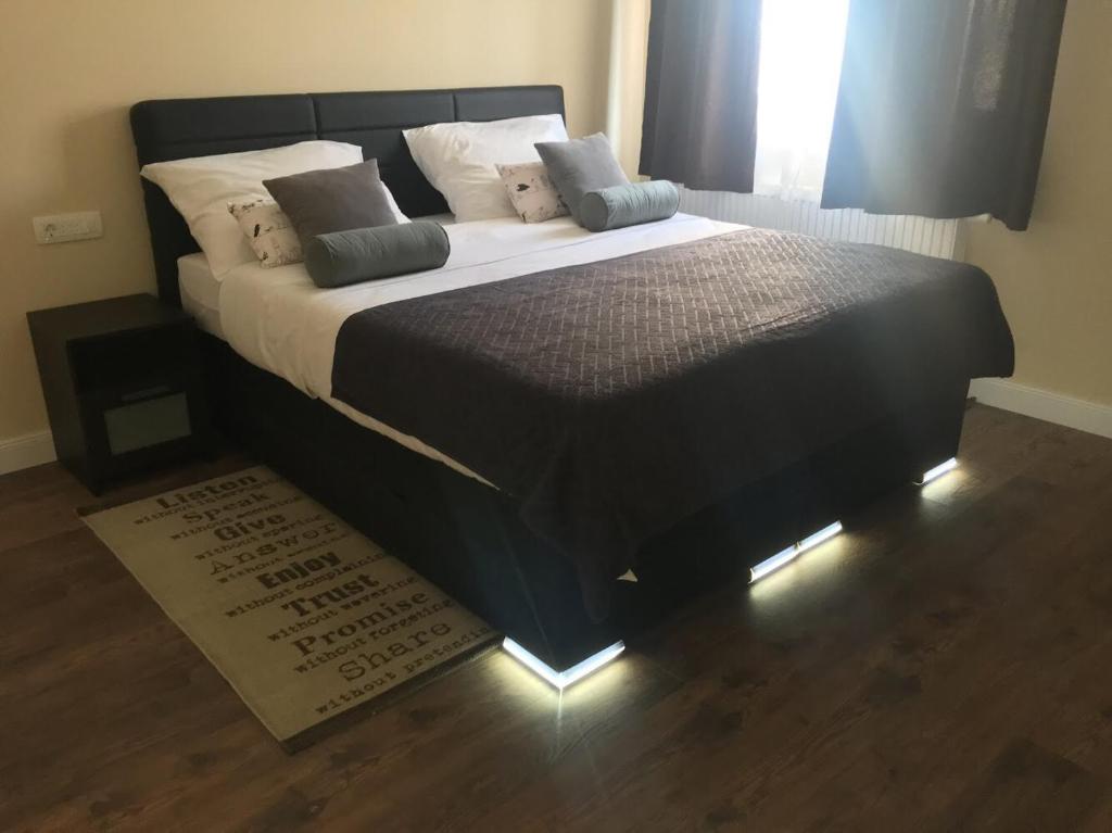 Postel nebo postele na pokoji v ubytování StaySplitBay