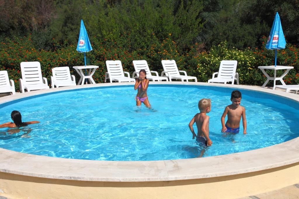 Bazén v ubytování Riva di Ugento Beach Camping Resort nebo v jeho okolí