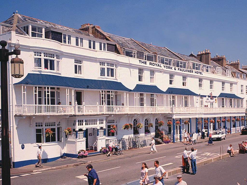 ein großes weißes Gebäude an der Ecke einer Straße in der Unterkunft Royal York & Faulkner Hotel in Sidmouth