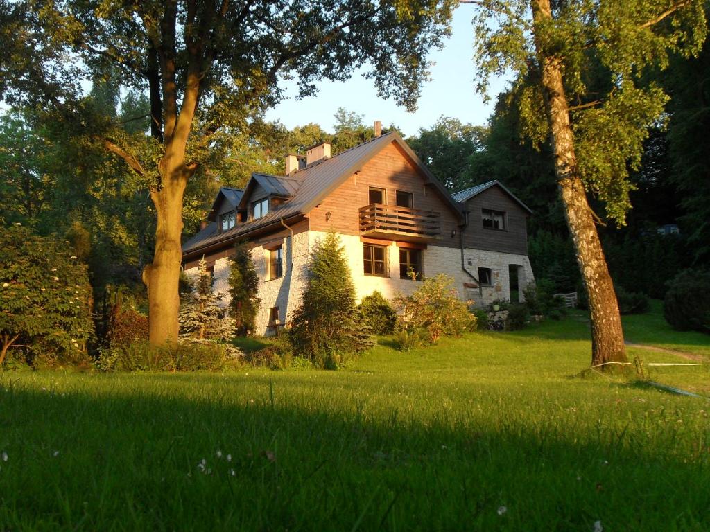 uma casa sentada num campo verdejante em Noce i Dnie - apartamenty i pokoje em Kazimierz Dolny