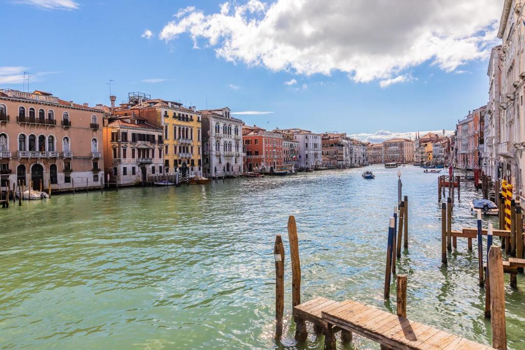 vistas a un canal de una ciudad con edificios en Ca' Dei Diamanti Grand Canal, en Venecia