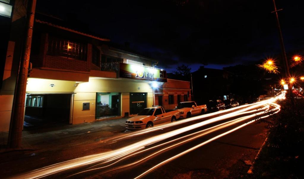 una calle de la ciudad por la noche con rayas de luces en Hotel Solare, en Santana do Livramento
