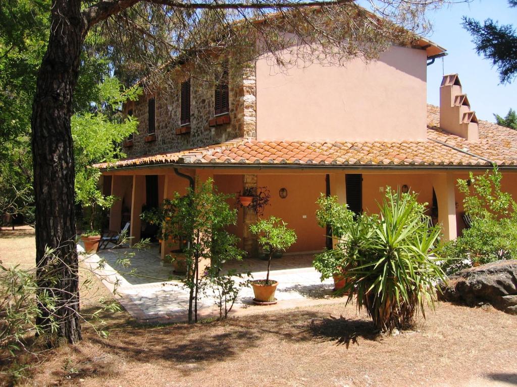 dom z ogrodem przed nim w obiekcie Villa Teresa w mieście Massa Marittima