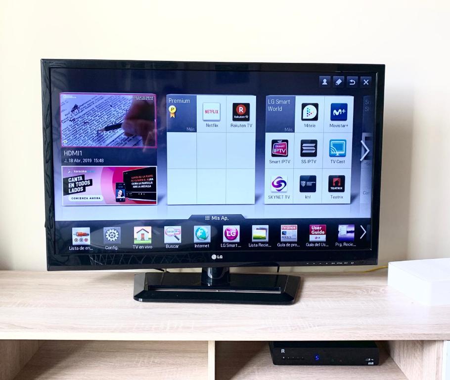 Televízia a/alebo spoločenská miestnosť v ubytovaní Apartamento a 50 m de Playa-Jardín. Boiro
