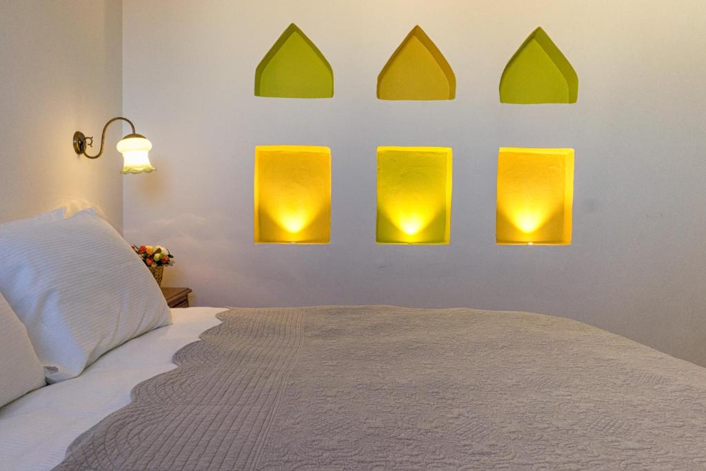 Postel nebo postele na pokoji v ubytování The Way Inn - Boutique Suites