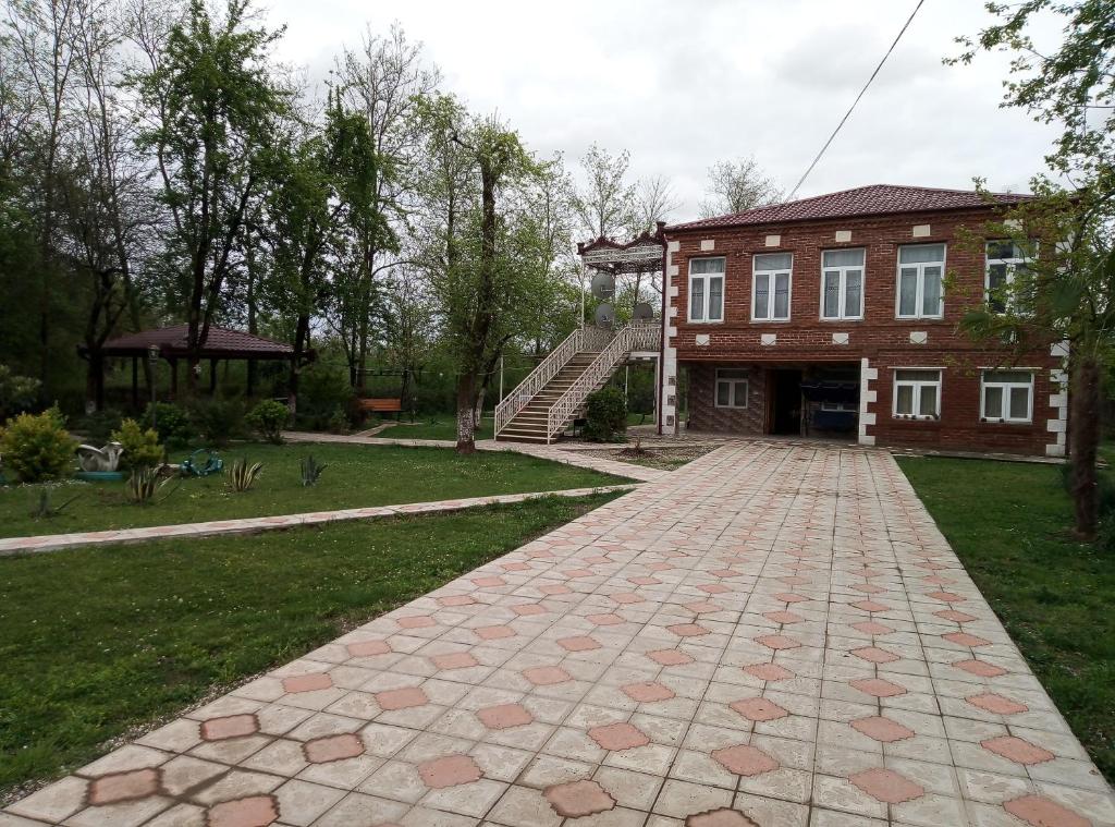 uma passarela de tijolos em frente a uma casa em Guest House Danelia em Martvili