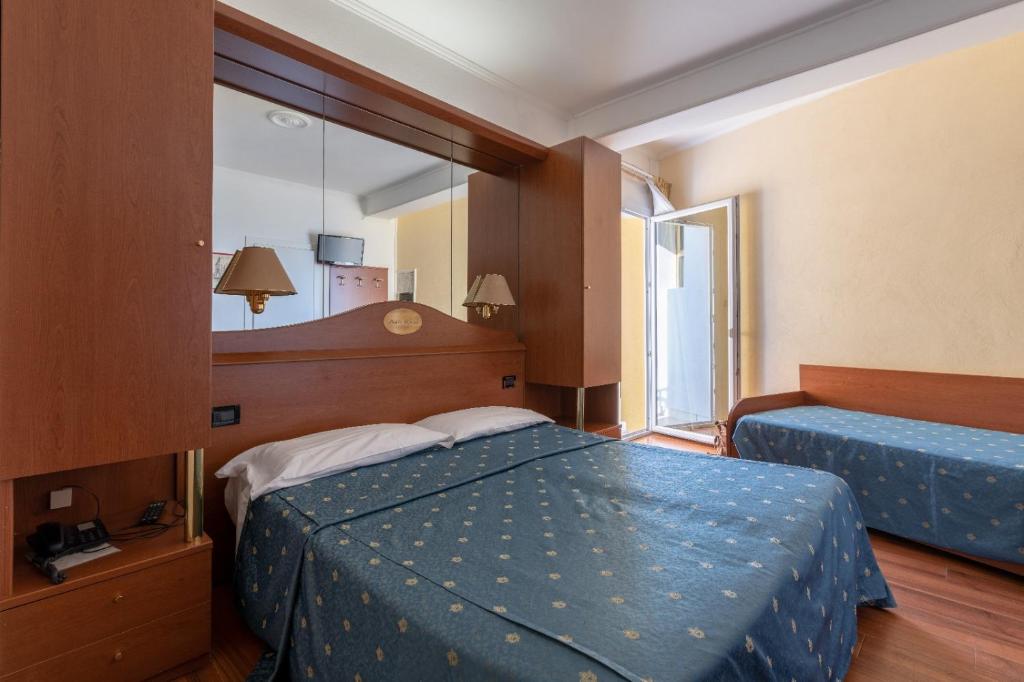 Postel nebo postele na pokoji v ubytování Hotel Mondial