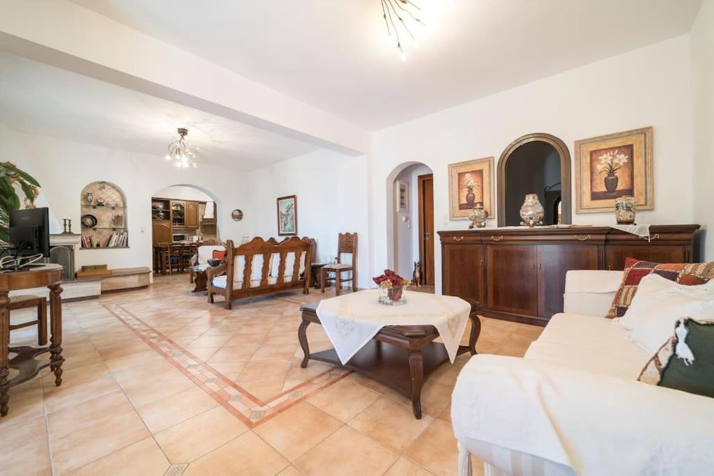 Posedenie v ubytovaní Sivota view villa