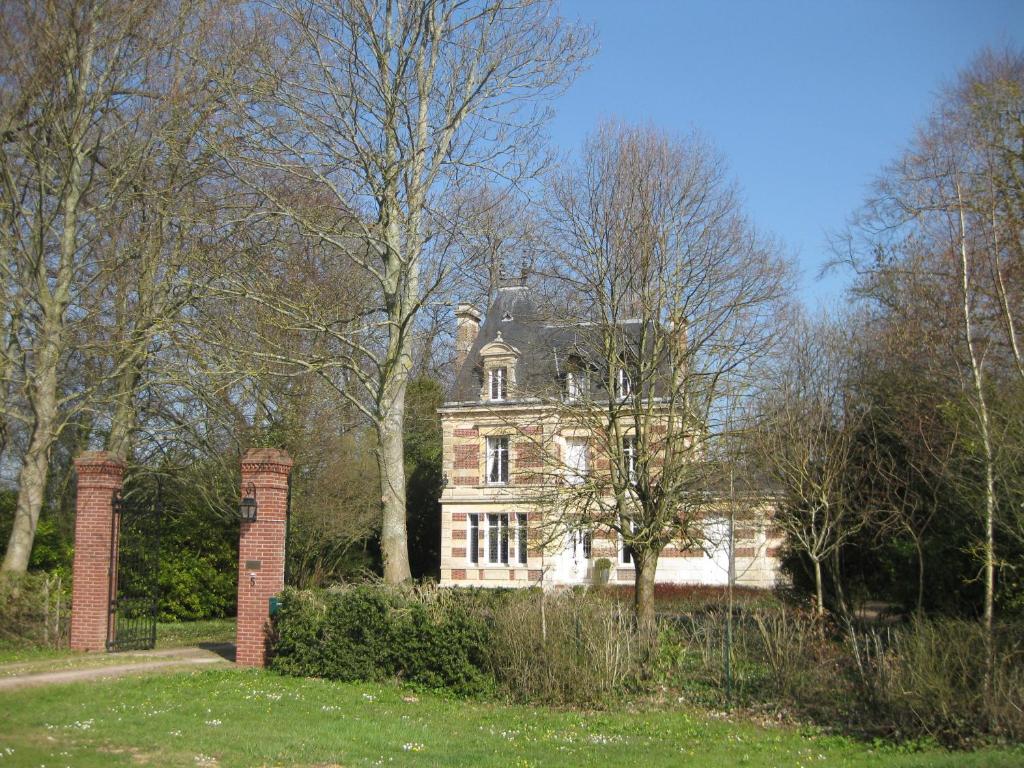 una casa vieja en medio de un parque en Château de Launay, en Méry-Corbon