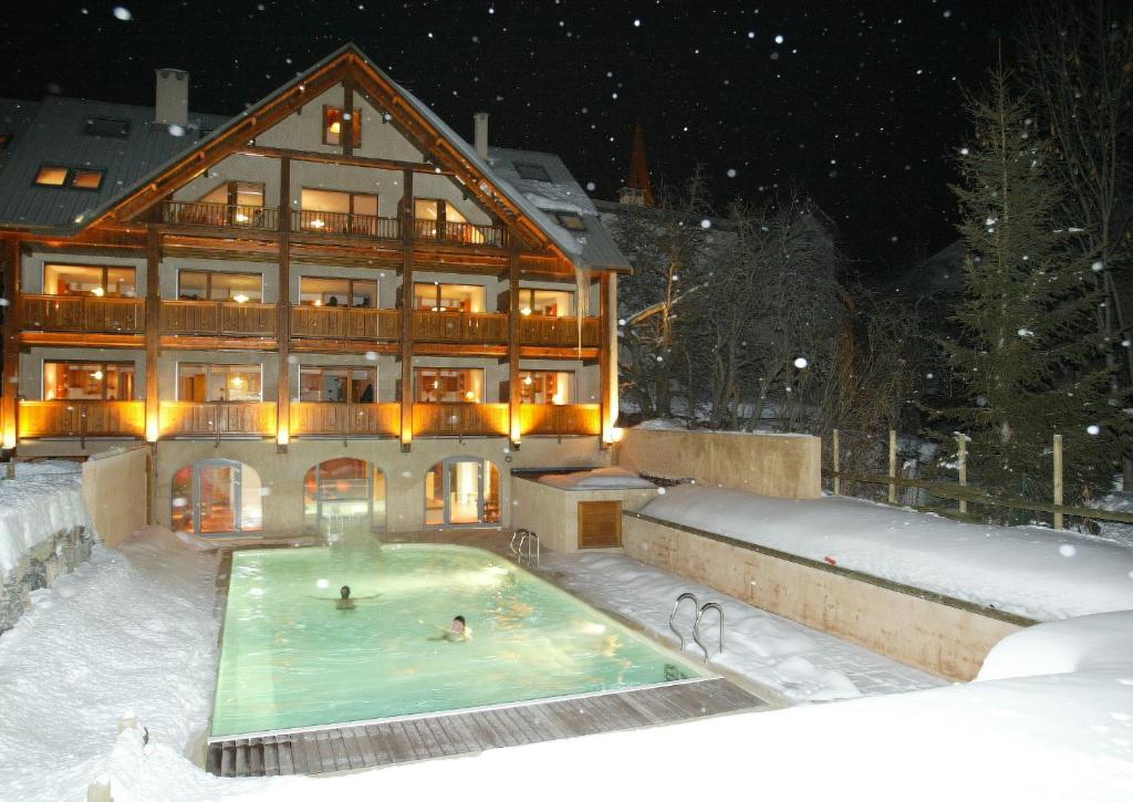 a large room with a large pool of water at Alliey & Spa Piscine Appart-hôtel Serre chevalier in Le Monêtier-les-Bains